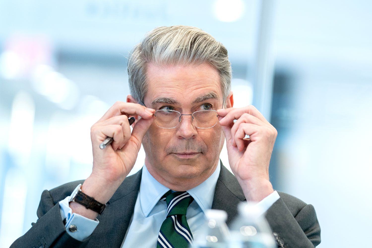 財務長官は、トランプが長期金利を下げることを望んでいると言います