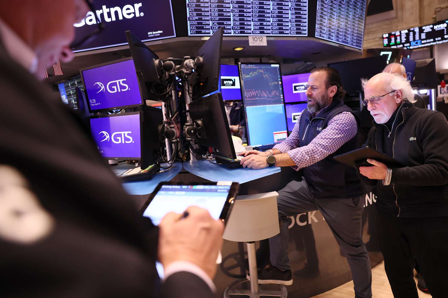 S＆P 500の利益と今日の損失：政府の閉鎖が容易に懸念されるにつれて、インデックスは低値から跳ね返ります