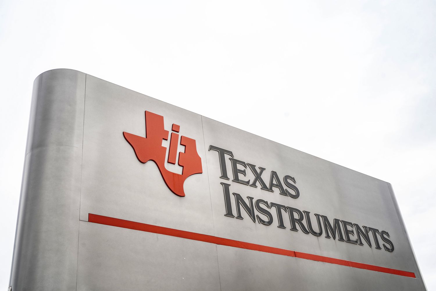 Texas Instruments Stockは、アナログチップシェアを低くリードしています