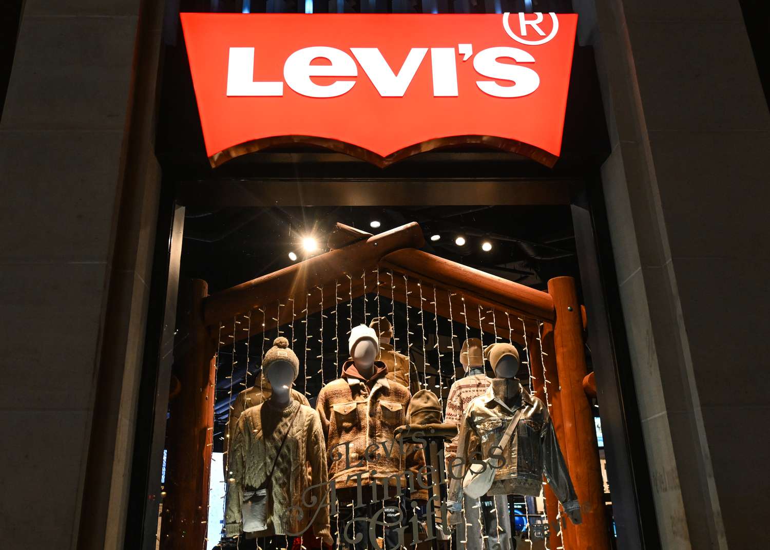 Levi Straussは、マクロ経済的条件が2025年の結果を傷つけると警告しています
