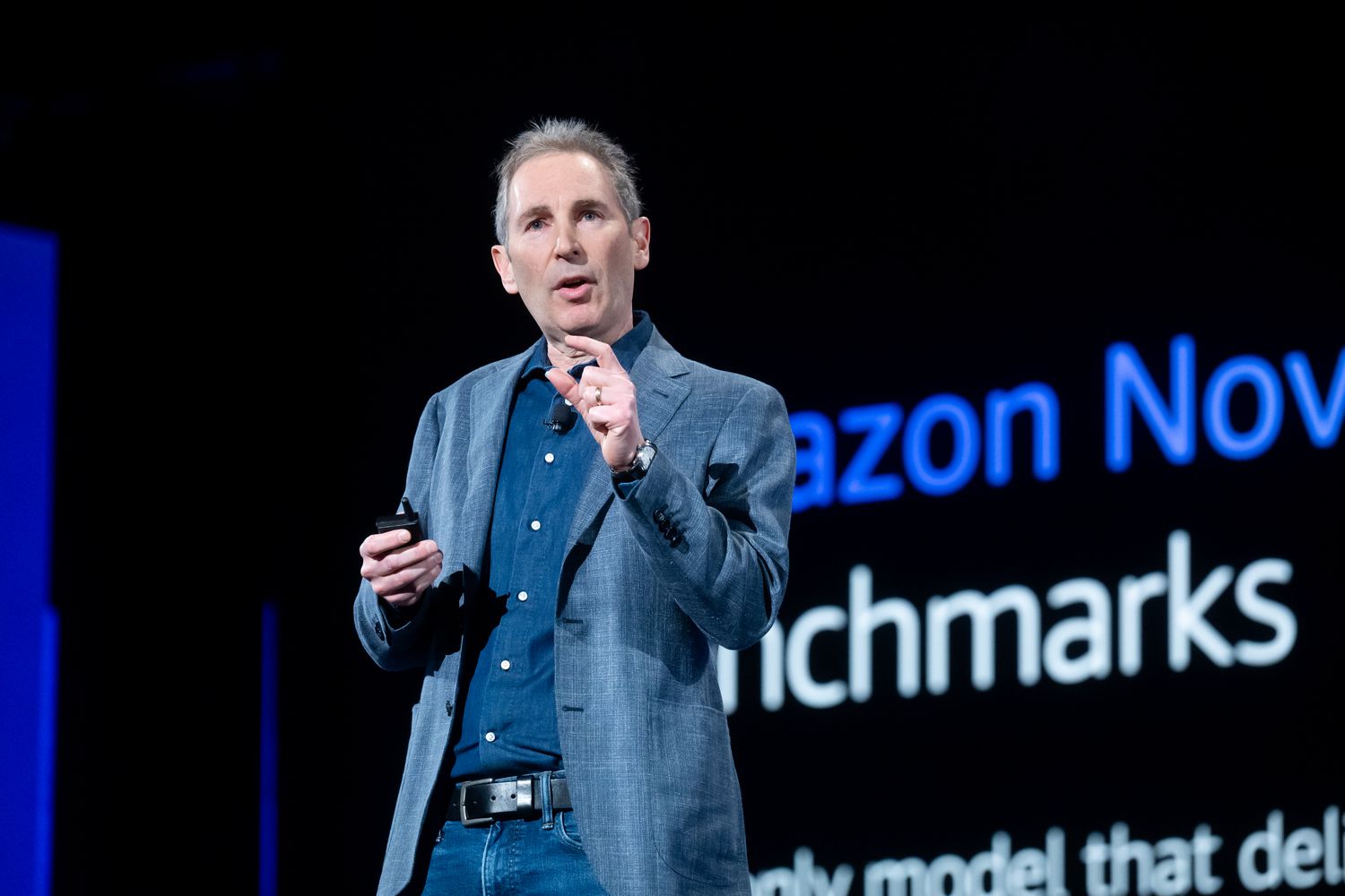 AIの支出に関する懸念の中で、Amazonストックスライドは金曜日にスライドし、ソフト予測