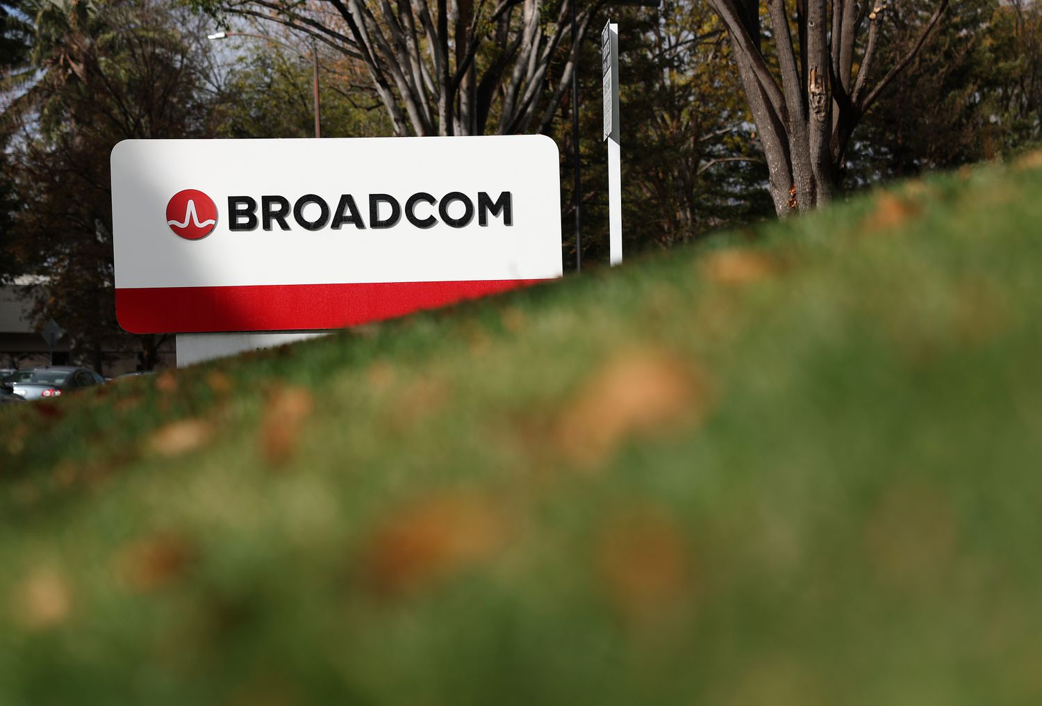 アナリストが収益に先立ってBroadcom株を考えるもの