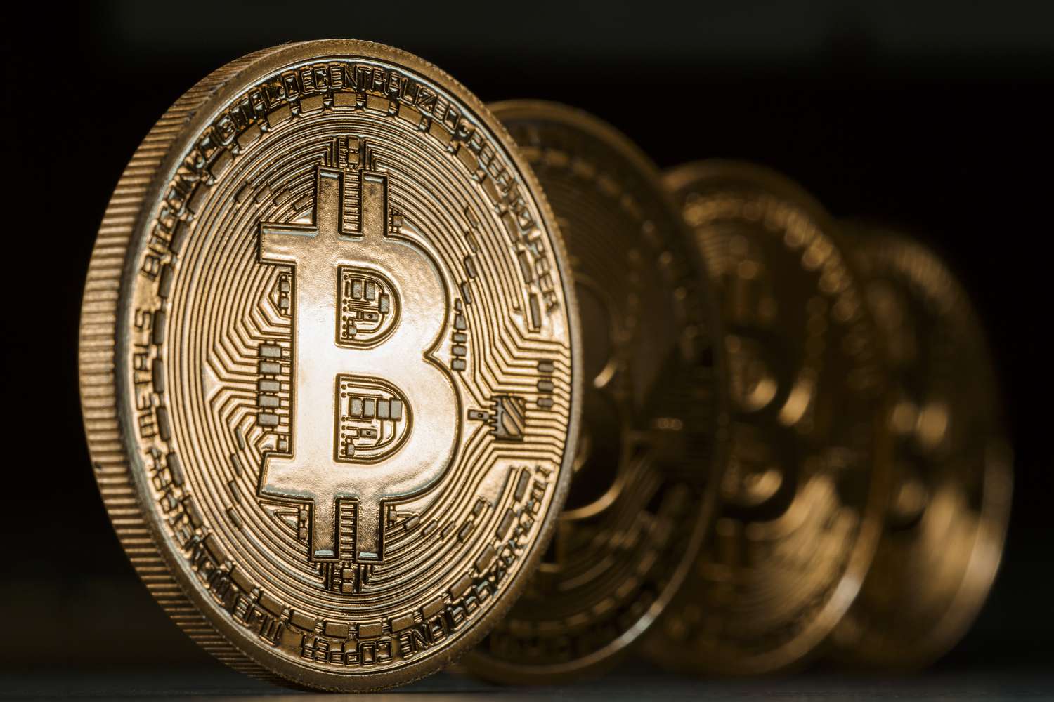 トランプ大統領の楽観論でビットコインが7万7000ドルを超える過去最高値に到達