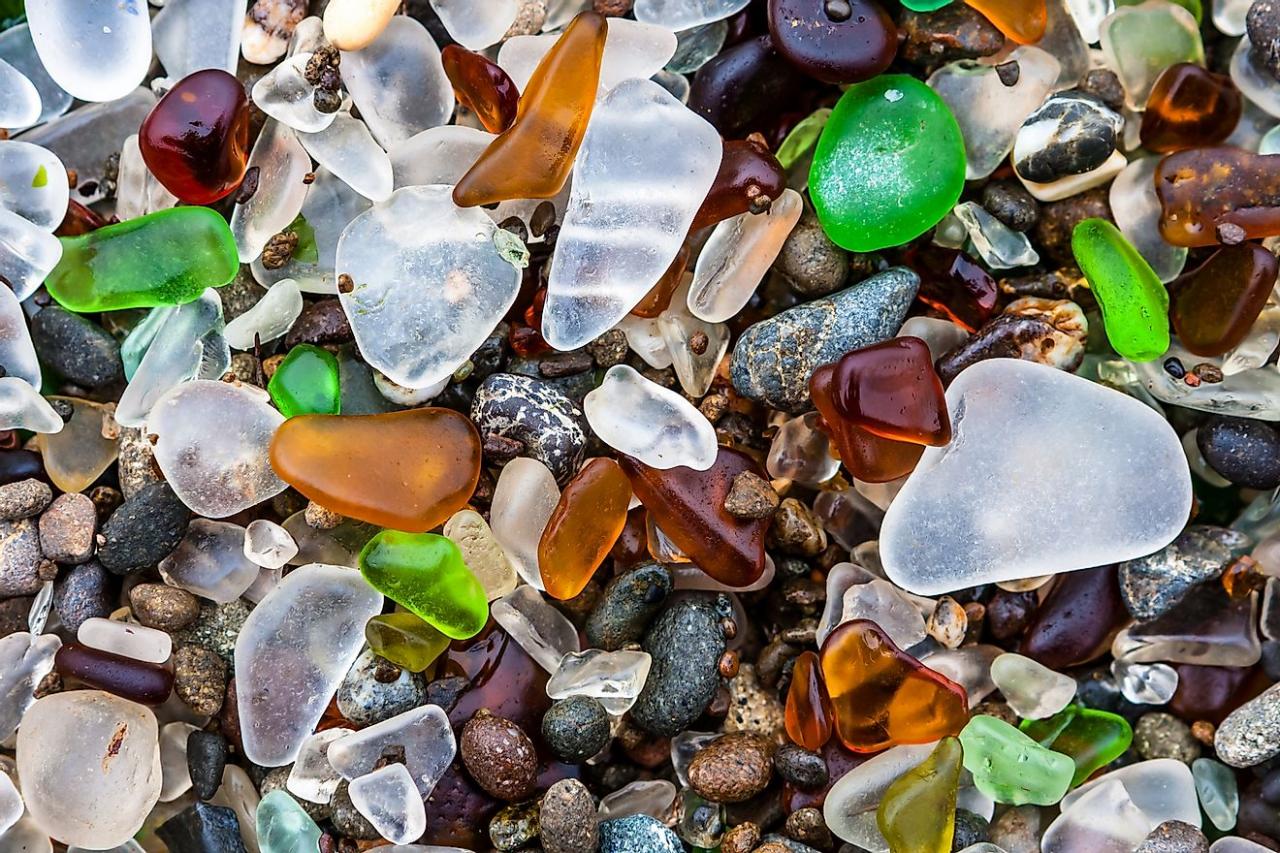 磨かれたガラスの小石は、グラスビーチを訪れる観光客に美しい光景を提供します。