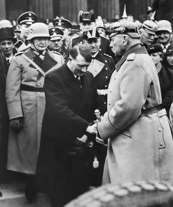 新しく任命されたアドルフ・ヒトラー首相は追悼式でフォン・ヒンデンブルク大統領に挨拶します。 ベルリン、1933 年。ヒトラーの後ろには、ヘルマン ゲーリングとヨーゼフ ゲッベルスがいます。 エディトリアル クレジット: Everett Collection / Shutterstock.com