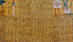 異なる絵と象形文字を持つエジプトの古代パピルス