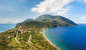 Filicudi とサリナ、エオリア諸島、シチリア島、イタリアの青々とした緑の木々 や植物の空撮ビュー.