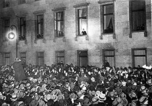 1933 年 1 月 30 日の首相就任式の夜、総統官邸の窓口で拍手喝采を受けるヒトラー。