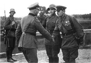1939 年 9 月のポーランド侵攻後、握手を交わすドイツ軍とソ連軍。