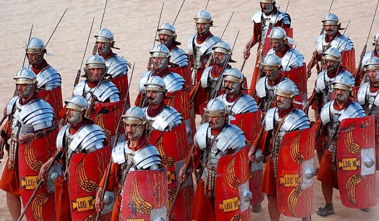 2009年11月25日、ヨルダンのジェラシュで行われたローマ軍の再現ショーでローマ兵士に扮したヨルダン人男性たち