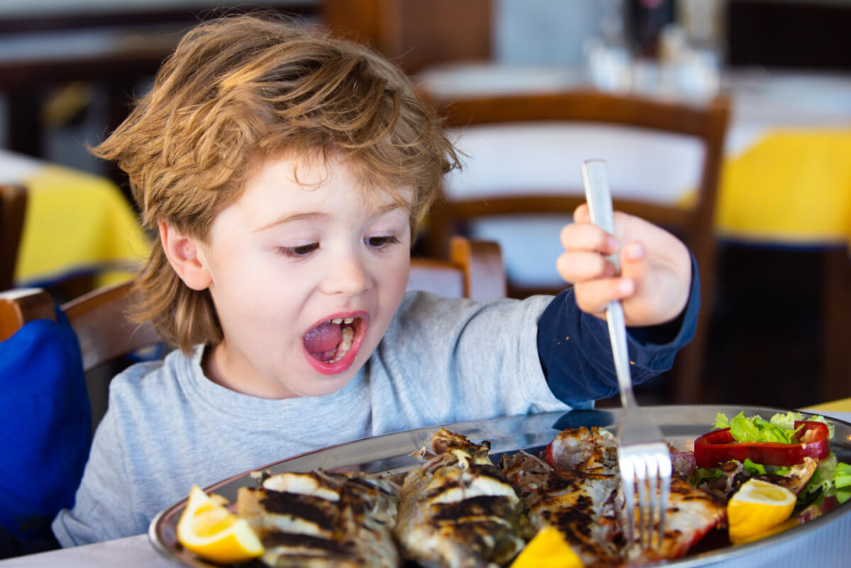 定期的に魚を食べる子供たちは親切で、より協力的です