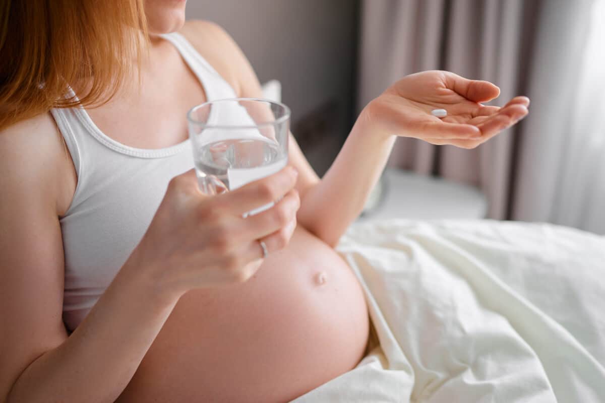 妊娠中のアセトアミノフェンをADHDリスクに関連付けるため、医師は注意を促します