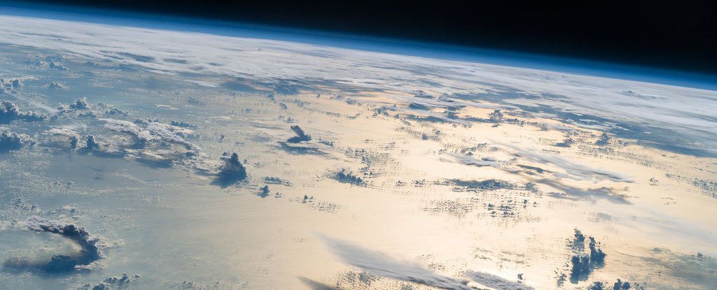 成層圏の新しい光反射粒子は地球を冷却し、オゾン層を修復する可能性がある