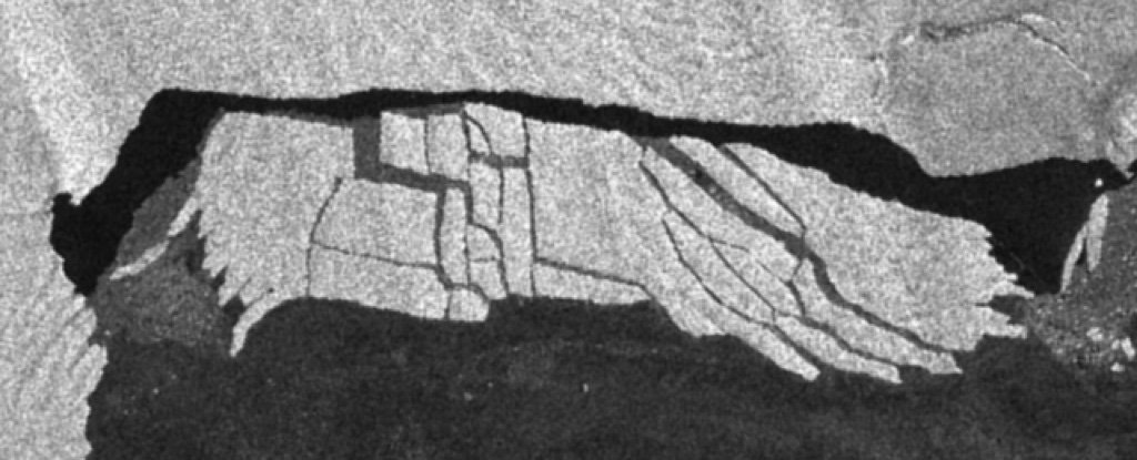 西南極の巨大な氷山が崩壊しつつあり、科学者たちは懸念している