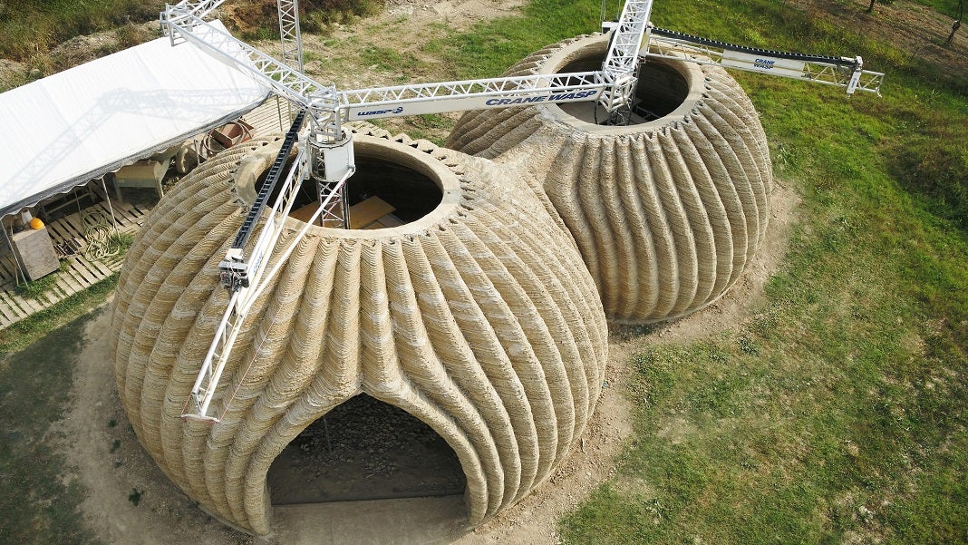 この巣箱のような家は3Dプリントされ、カーボンニュートラルで粘土で作られています