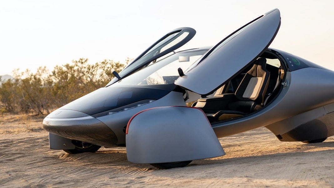 このソーラーカーはまもなく生産開始予定？価格は26,000ドル未満