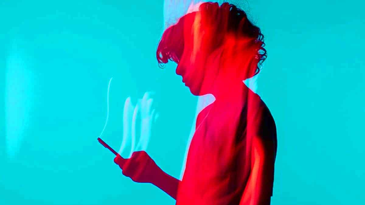 ソーシャルメディアは十代の若者を偏執的にさせる：外出するのが怖い、または安全を感じるために武装する必要がある