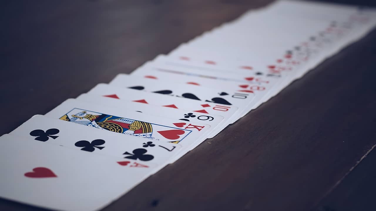 カードゲーム：オンラインゲームの幸福
