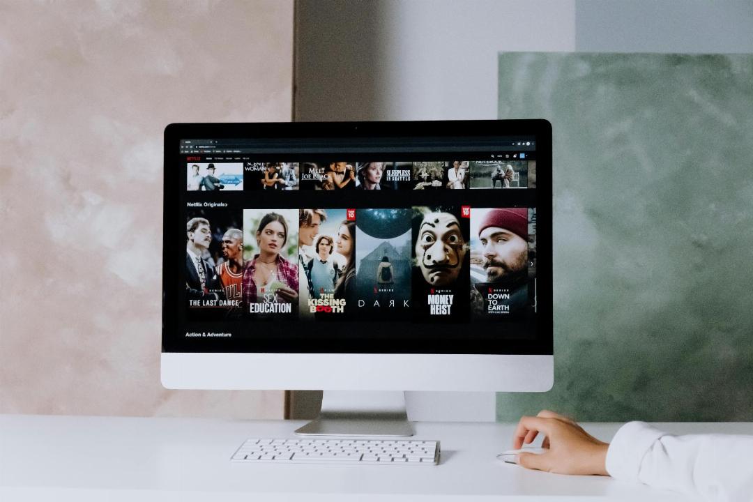 映画とシリーズ: ソファから最新作を視聴するにはどうすればよいですか?