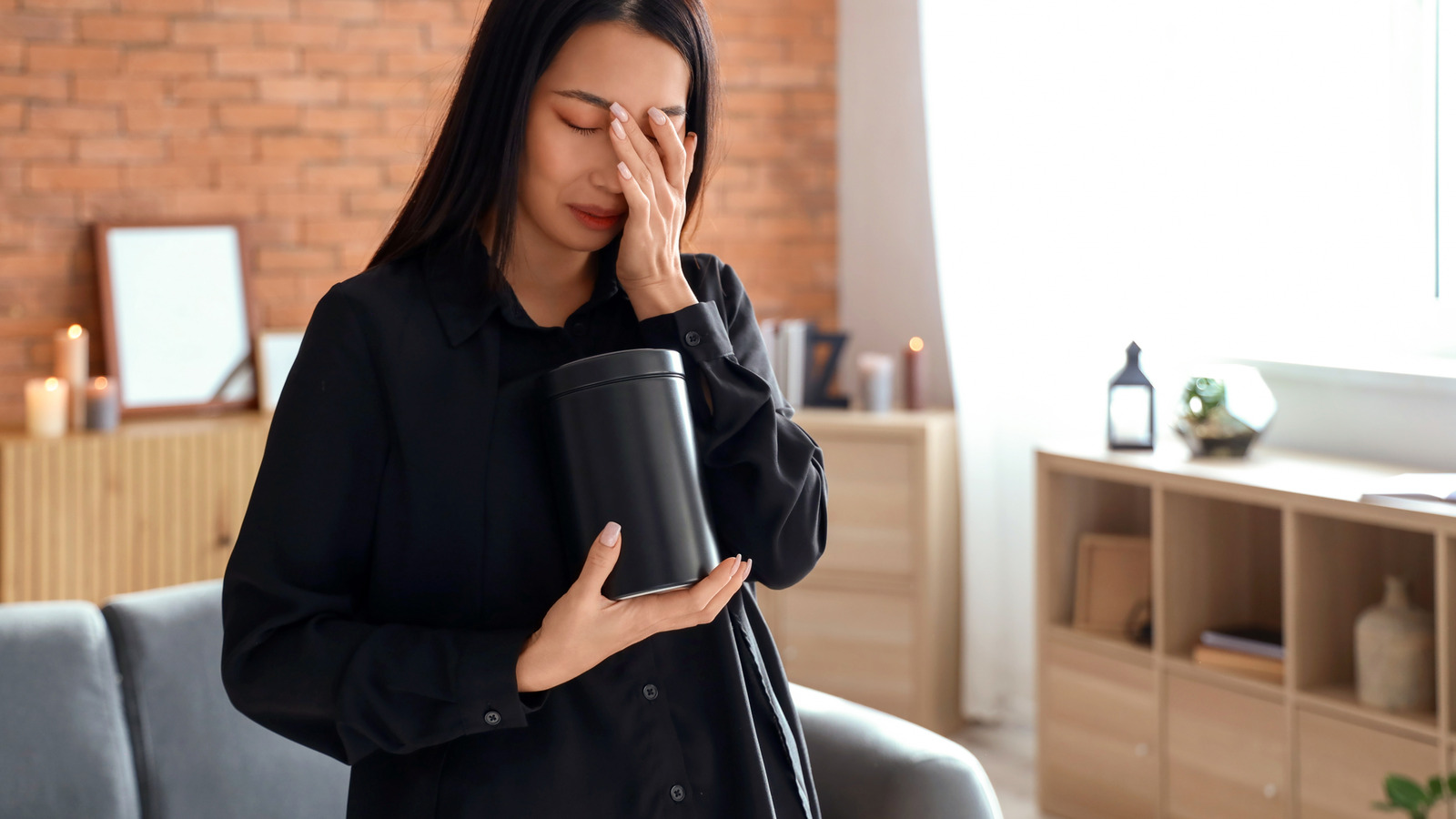 愛する人の遺体と一緒に飛んでいますか？ TSAにはいくつかの予期しないルールがあります